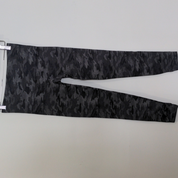 SPANX Women's Gray Camo Size Medium Look At Me Now Seamless Cropped Leggings EUC - Picture 7 of 8